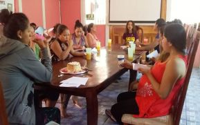 Futuras Madres celebrando el Día del Amor y la Amistad