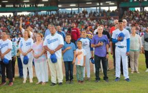 Inicia campeonato de béisbol Germán Pomares rindiendo homenaje a leyendas