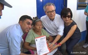 Anciana recibe con emoción su vivienda digna y segura