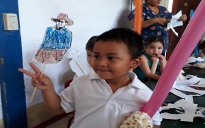 Niños colorean la silueta del General Sandino