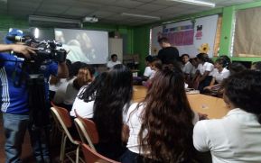 Estudiantes de secundaria reciben charla sobre la participación de la mujer en el mundo actual