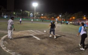 En saludo al día de la mujer realizan liga de kickball en el estadio Roberto Clemente