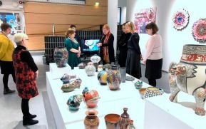 Expresidenta de Finlandia, Tarja Halonen, visita exposición de artesanía nicaragüense