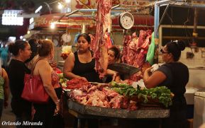 Productos de la canasta básica están accesibles en los mercados populares