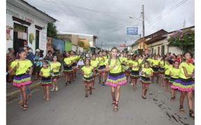 Familias Caraceñas celebraron el Día de la Alegría con colorido carnaval