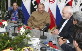 Presidente Daniel y vicepresidenta Rosario con canciller de Irán