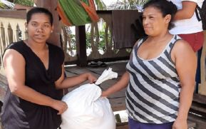 Entregan paquetes alimenticios a madres de caídos en el Caribe Norte