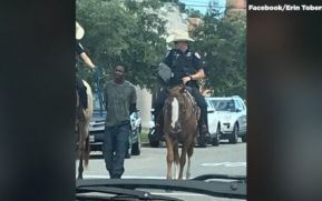 Policías de EEUU obligan a indigente a caminar esposado y atado con una cuerda