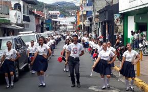 Desfiles escolares en todo el país celebrando la #PatriaParaTodos