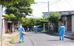 Intensa jornada de fumigación contra los zancudos en el barrio Rigoberto López Pérez
