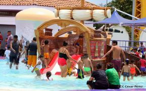 Refrescante celebración de la Independencia de Centroamérica en Parque Acuático de Managua