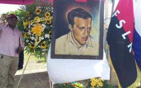 Maestros Andenistas depositan ofrendas florales al comandante Ricardo Morales Avilés