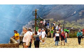 Turistas del crucero Le Soleal visitan el Volcán Masaya