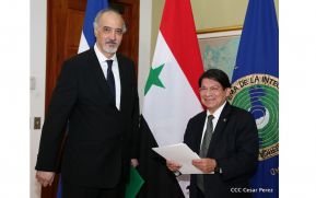 Embajadores de Siria y la República Islámica de Mauritania entregan copias de estilo a canciller Denis Moncada