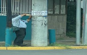 Viral: Fotografías de profesor que ofrece clases de matemáticas y física