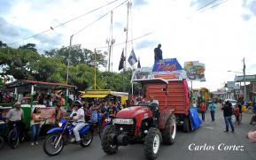 Rivenses participan de feria y carnaval por la zafra azucarera