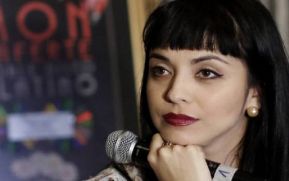 Mon Laferte muestra los pechos como protesta a la crisis en Chile