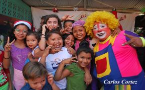Celebran festival navideño con los niños de la escuela Hermanos Dunklee