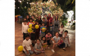 Daniel, Rosario y familia cantando con alegría a nuestra Madre, María