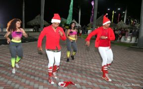 Familias que visitan Puerto Salvador Allende disfrutan de recital de bailes navideños