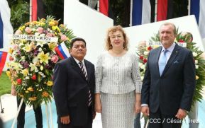 Vicepresidenta de Duma Estatal de Rusia rinde honores a héroes nacionales