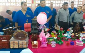 Privados de libertad realizan Feria de artesanías y manualidades