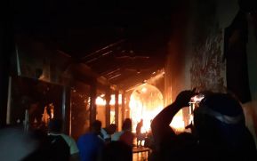 Recalentamiento de transformador de lámpara produce voraz incendio en Granada