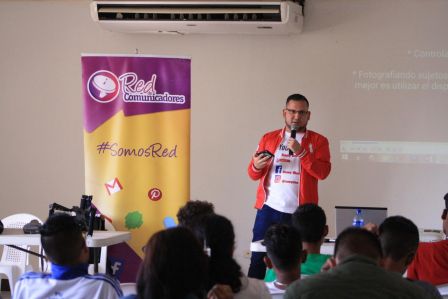 Jóvenes se capacitan para tomar fotografías de calidad