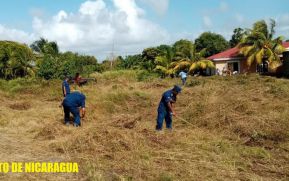 Fuerza Naval participa en limpieza del área de construcción de infraestructura escolar en El Bluff