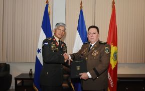 Jefe del Ejército de Nicaragua y se reúne con el Jefe del Estado Mayor Conjunto de las Fuerzas Armadas de Honduras