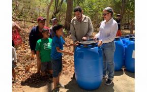 Entregan barriles para recolección de agua en Santa Teresa