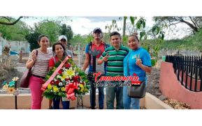 Depositan ofrenda floral en homenaje al Compañero Leopoldo Salmerón