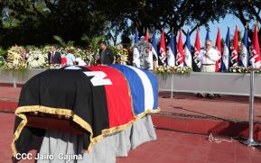 Entregan póstumamente Orden Augusto C. Sandino, General de Hombres y Mujeres Libres a esposa del Compañero Jacinto Suárez