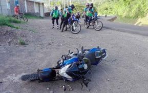 Motociclista ebrio pierde la vida al estrellarse contra barda metálica en Nueva Segovia