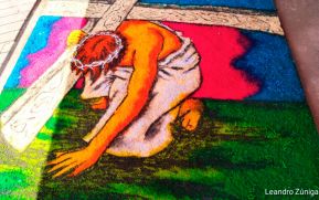 Puerto Salvador Allende exhibe el arte sacro de las alfombras pasionarias de León