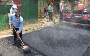 Calles para el pueblo: familias del barrio Carlos Núñez se despiden de los lodazales y polvazales