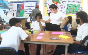 Estudiantes de secundaria elaboran tarjetas en honor a Mamá