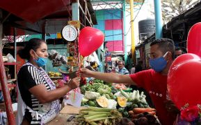 Madres comerciantes en Managua reciben flores en honor a su día