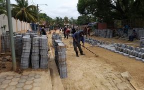 Adoquinan una de las calles principales de Bilwi en el Caribe Norte de Nicaragua
