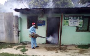 Minsterio de Salud fumiga viviendas del barrio Oswaldo Manzanares