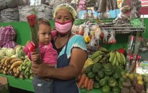Madres comerciantes del mercado Róger Deshón reciben flores por parte de la Alcaldía de Managua