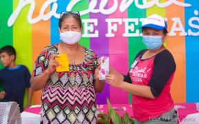 Obsequian regalos a madres protagonistas del Parque de Ferias