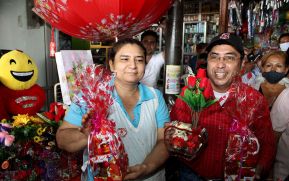 Alcaldía de Managua lleva rosas a las madres comerciantes del mercado Israel Lewites