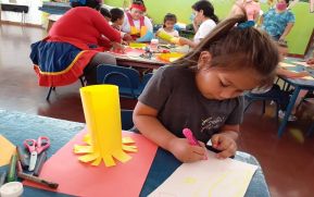 Niños del CDI “Mildred Abauza” realizan manualidades con materiales reciclables
