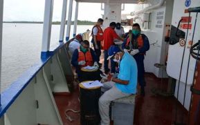 Fuerza Naval brinda protección y seguridad a buque mercante y flota pesquera en el Mar Caribe