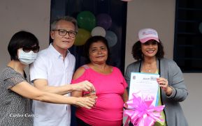 Una humilde vendedora de buñuelos recibe su vivienda digna en el barrio El Galope de Managua