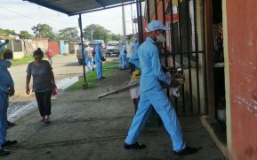 Fumigan y aplican químicos larvicidas en el barrio Hugo Chávez de Managua