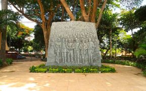 Instalan monumento a héroes nacionales en el Parque Central de Managua