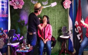 Jóvenes amantes al maquillaje participan en el Taller "Make Up Lovers"