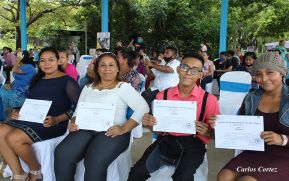 Minjuve entrega certificados a jóvenes que culminaron estudios en computación